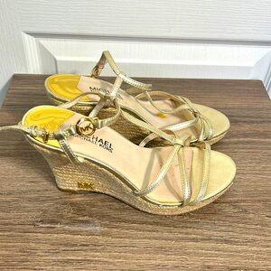 MICHAEL KORS WOMEN PALE GOLD KAMI T STRAPS WEDGE HERLS IN SIZE 8 M
